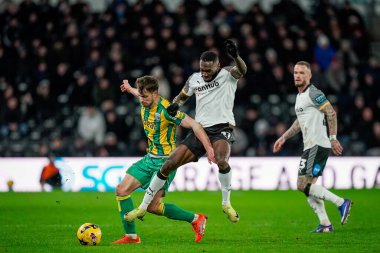 West Bromwich Albion takımından Jayson Molumby, Derby County 'nin West Bromwich Albion' a karşı oynadığı maçta Derby County 'den Corey Blackett-Taylor ile 23 Ocak 2026' da İngiltere 'nin başkenti Derby' deki Pride Park Stadyumu 'nda top mücadelesi veriyor.