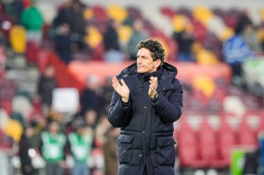 Brentford teknik direktörü Keith Andrews, Premier League maçının son düdüğü çaldıktan sonra Londra 'daki Gtech Community Stadyumu' nda Brentford Nottingham Forest 'a karşı oynanan maçta taraftarları alkışlıyor.