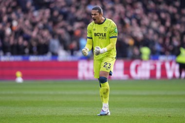 West Ham United takımından Alphonse Areola, West Ham United 'ın 24 Ocak 2026' da Londra Stadyumu 'nda oynanan Premier League maçında Jarrod Bowen' ı kutluyor.