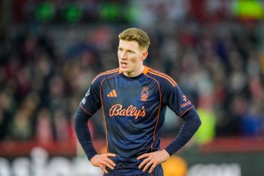 Nottingham Ormanı 'ndan Elliot Anderson Premier League maçı sırasında Brentford Nottingham Ormanı' na karşı The Gtech Community Stadyumu, Londra, Birleşik Krallık, 25 Ocak 2026