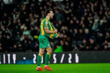 West Bromwich Albion 'dan Jayson Molumby, West Bromwich Albion' dan Chris Mepham 'ı 23 Ocak 2026' da İngiltere 'nin Pride Park Stadyumu' ndaki Derby County - West Bromwich Albion maçında 1-1 berabere kalma golünü atarken kutluyor.
