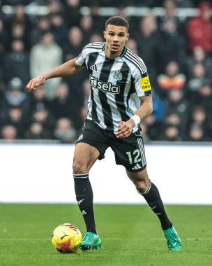 Newcastle United 'dan Malick Thiaw Premier Lig maçı sırasında St.James' s Park, Newcastle, Birleşik Krallık 'ta Newcastle United - Aston Villa maçında