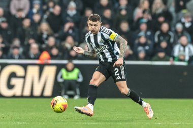Newcastle United takımından Kieran Trippier, Premier League maçında topu geçti. Newcastle United, St. James 's Park' ta Aston Villa 'ya karşı, 25 Ocak 2026