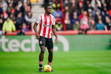 Brentford 'dan Michael Kayode Premier Lig karşılaşmasında topu kontrol ediyor Brentford Nottingham Forest' a karşı Gtech Community Stadyumu, Londra, 25 Ocak 2026