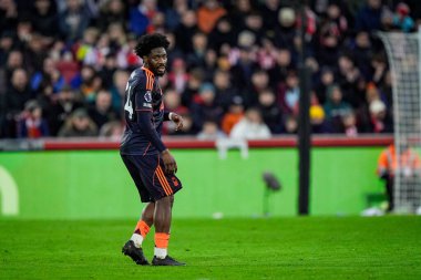 Nottingham Ormanı 'ndan Ola Aina Premier League maçı sırasında Brentford Nottingham Ormanı' na karşı Gtech Community Stadyumu, Londra, 25 Ocak 2026