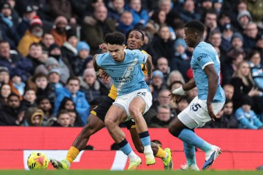 Manchester City 'den Nico O' Reilly, Premier League maçında Wolverhampton Wanderers 'dan Mateus Mane' i 24 Ocak 2026 tarihinde Etihad, Manchester, İngiltere 'de Wolverhampton Wanderers' a karşı durdurdu.