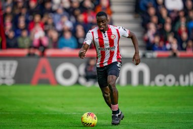 Brentford 'dan Michael Kayode, Premier League maçında Brentford Nottingham Forest' a karşı Gtech Community Stadyumu 'nda koşuyor.