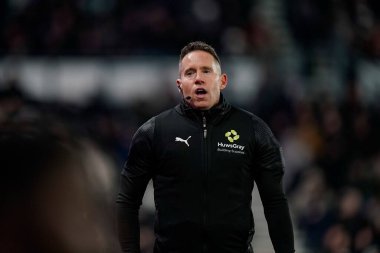 Dördüncü resmi Stephen Martin Gökyüzü İddia Şampiyonası maçı sırasında Derby County, West Bromwich Albion 'a karşı Pride Park Stadyumu, Derby, Birleşik Krallık' ta 23 Ocak 2026 tarihinde