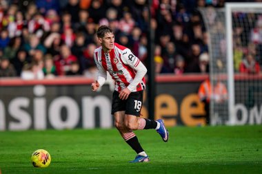 Brentford 'dan Yehor Yarmolyuk Premier Lig maçı sırasında topla koşuyor Brentford Nottingham Ormanı' na karşı Gtech Community Stadyumu, Londra, İngiltere, 25 Ocak 2026