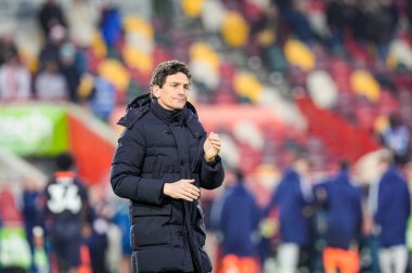 Brentford teknik direktörü Keith Andrews, Premier League maçının son düdüğü çaldıktan sonra Londra 'daki Gtech Community Stadyumu' nda Brentford Nottingham Forest 'a karşı oynanan maçta taraftarları alkışlıyor.