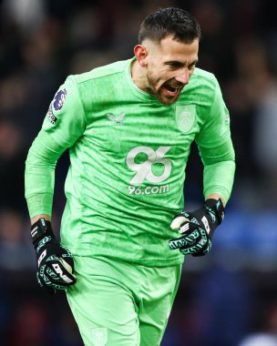 Burnley kalecisi Martin Dubravka, Burnley 'li Lyle Foster' ın 24 Ocak 2026 tarihinde Birleşik Krallık 'ın Turf Moor kentinde oynanan Premier League maçında aldığı 2-1' lik skoru kutluyor.