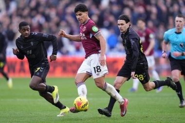 West Ham United takımından Mateus Fernandes 24 Ocak 2026 'da Londra' daki Londra Stadyumu 'nda oynanan Premier League maçında baskı altında geçmeye çalıştı.