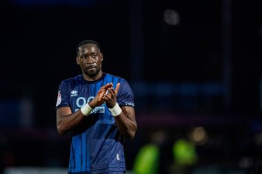 Mansfield Town 'dan Lucas Akins, 24 Ocak 2026' da İngiltere 'nin Stevenage Stevenage kentinde oynanan Sky Bet 1 maçının son düdüğü sonrasında taraftarları alkışlıyor.
