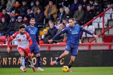 Mansfield Town 'dan Jon Russell 24 Ocak 2026' da Lamex Stevenage, İngiltere 'deki Stevenage-Mansfield Town maçında topu sürüyor.