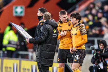 Hull City 'den John Lundstram, 24 Ocak 2026' da İngiltere 'nin Hull şehrindeki MKM Stadyumu' nda Hull City ile Swansea City arasındaki Sky Bet Şampiyonası maçında Hull City 'den Yu Hirakawa' ya talimat veriyor.