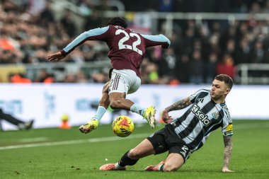 Aston Villa 'dan Ian Maatsen, Newcastle United' ın 25 Ocak 2026 'da St. James' s Park, Newcastle 'da oynanan Premier League maçı sırasında Kieran Trippier of Newcastle United ile Aston Villa arasındaki kayan mücadeleyi önlüyor.