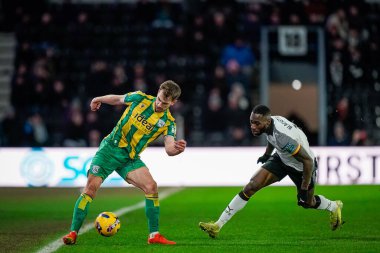 West Bromwich Albion takımından Jayson Molumby, Derby County 'nin West Bromwich Albion' a karşı oynadığı maçta Derby County 'den Corey Blackett-Taylor ile 23 Ocak 2026' da İngiltere 'nin başkenti Derby' deki Pride Park Stadyumu 'nda top mücadelesi veriyor.