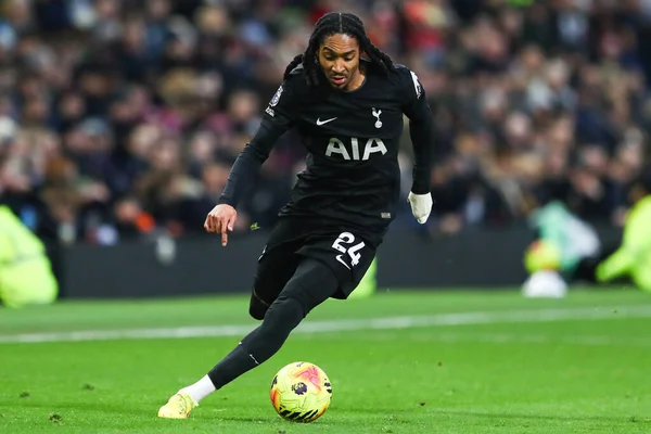 Tottenham Hotspur 'dan Djed Spence Premier Lig maçında topu ayaklarının dibine aldı Burnley Tottenham Hotspur' a karşı Turf Moor, Burnley, Birleşik Krallık 'ta 24 Ocak 2026