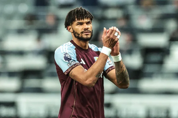 Aston Villa 'dan Tyrone Mings, Premier League maçından sonra St.James' s Park, Newcastle, İngiltere 'de oynanan Newcastle United - Aston Villa maçında taraftarları alkışlıyor.