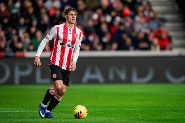 Brentford 'dan Yehor Yarmolyuk Premier Lig maçı sırasında topla koşuyor Brentford Nottingham Ormanı' na karşı Gtech Community Stadyumu, Londra, İngiltere, 25 Ocak 2026