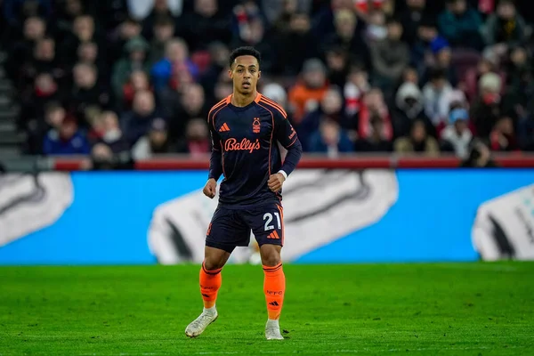 Nottingham Ormanı 'ndan Omari Hutchinson Premier League maçı sırasında Brentford Nottingham Ormanı' na karşı Gtech Community Stadyumu, Londra, 25 Ocak 2026
