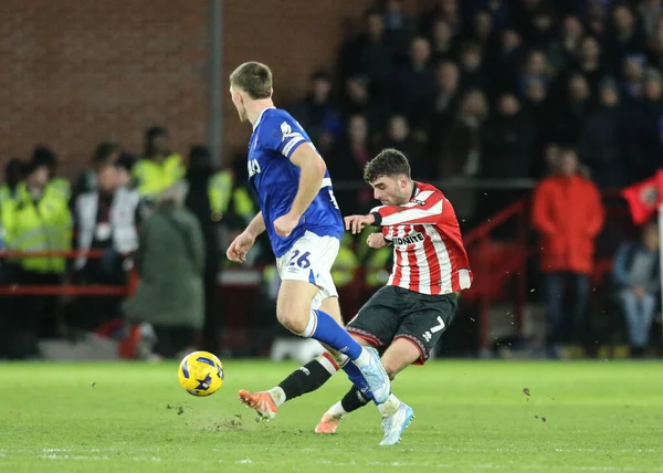 Sheffield United takımından Thomas Cannon, 24 Ocak 2026 'da Sheffield, İngiltere' deki Bramall Lane 'de oynanan Sheffield United-Ipswich Town maçında kendi yarısından şut atmaya çalışıyor.