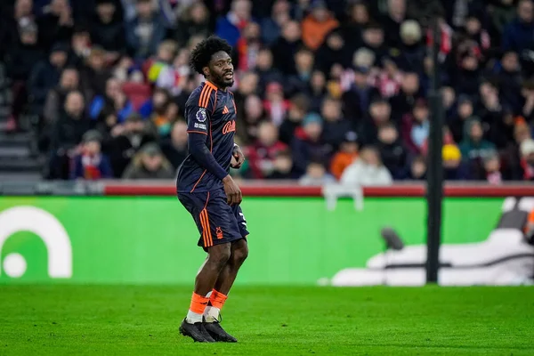 Nottingham Ormanı 'ndan Ola Aina Premier League maçı sırasında Brentford Nottingham Ormanı' na karşı Gtech Community Stadyumu, Londra, 25 Ocak 2026