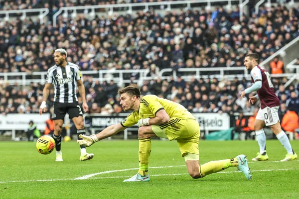 Newcastle United kalecisi Nick Pope Premier Lig karşılaşmasında Newcastle United ile Aston Villa 'nın oynadığı St.James' s Park, Newcastle, İngiltere 'de 25 Ocak 2026' da takım arkadaşlarına topu atıyor.