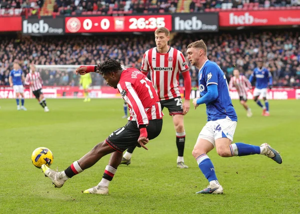 Sheffield United takımından Andre Brooks, 24 Ocak 2026 'da Sheffield, İngiltere' deki Bramall Lane 'de oynanan Sheffield United-Ipswich Town maçında sahada topu temizliyor.