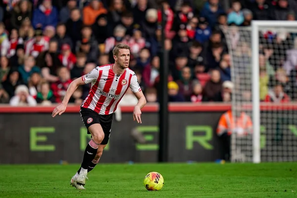 Brentford 'dan Kristoffer Ajer Premier League maçı sırasında topla koşuyor Brentford Nottingham Ormanı' na karşı The Gtech Community Stadyumu, Londra, İngiltere, 25 Ocak 2026