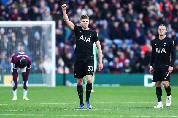 Tottenham Hotspur 'dan Micky van de Ven, 24 Ocak 2026 tarihinde İngiltere' nin Burnley kentindeki Turf Moor 'da oynanan Premier League maçında 0-1' lik skorla gol attıktan sonra kutluyor.