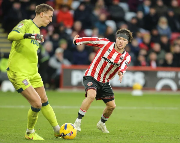 Sheffield United takımından Callum O 'Hare, 24 Ocak 2026' da Sheffield Lane, İngiltere 'de oynanan Gökyüzü İddia Şampiyonası maçında Ipswich Town' a karşı Ipswich Town 'da Ipswich Town kalecisi Alex Palmer' a baskı yaptı.