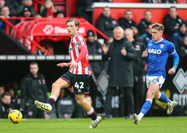 Sheffield United takımından Sydie Peck, 24 Ocak 2026 'da Sheffield Lane, İngiltere' de oynanan Sheffield United-Ipswich Town maçında pas attı.
