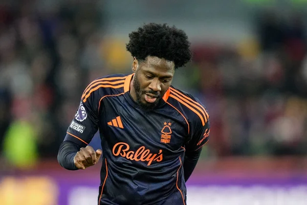 Nottingham Ormanı 'ndan Ola Aina Premier League maçı sırasında Brentford Nottingham Ormanı' na karşı Gtech Community Stadyumu, Londra, 25 Ocak 2026