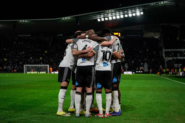 Derby County 'den Patrick Agyemang, 23 Ocak 2026' da İngiltere 'nin başkenti Derby Park Stadyumu' nda oynanan Sky Bet Şampiyonası maçında Derby County - West Bromwich Albion maçında takım arkadaşlarıyla 1-0 kazanma hedefini kutluyor.