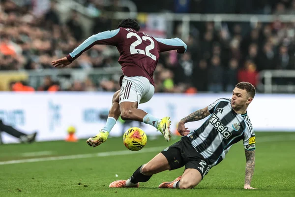 Aston Villa 'dan Ian Maatsen, Newcastle United' ın 25 Ocak 2026 'da St. James' s Park, Newcastle 'da oynanan Premier League maçı sırasında Kieran Trippier of Newcastle United ile Aston Villa arasındaki kayan mücadeleyi önlüyor.