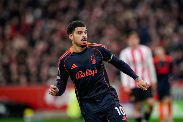 Nottingham Ormanı 'ndan Morgan Gibbs-White Premier League maçı sırasında Brentford Nottingham Ormanı' na karşı Gtech Community Stadyumu, Londra, 25 Ocak 2026