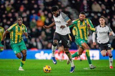 Derby County 'den Patrick Agyemang, 23 Ocak 2026' da İngiltere 'nin Derby şehrindeki Pride Park Stadyumu' nda oynanan Derby County - West Bromwich Albion maçında topu kontrol ediyor.