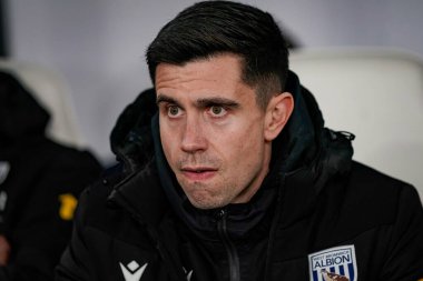 West Bromwich Albion takımının teknik direktörü Eric Ramsay, 23 Ocak 2026 tarihinde İngiltere 'nin Pride Park Stadyumu' nda oynanan Derby County - West Bromwich Albion maçında izlemektedir.