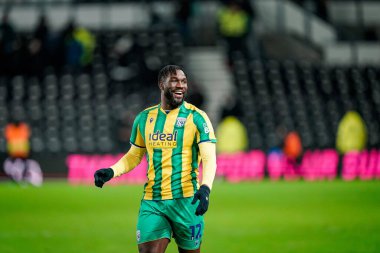 West Bromwich Albion 'dan Daryl Dike, 23 Ocak 2026' da İngiltere 'nin Pride Park Stadyumu' nda oynanan Sky Bet Şampiyonası 'nda oynanan son düdük sesinden sonra taraftarları alkışlıyor.