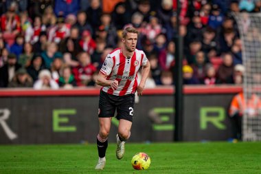 Brentford 'dan Kristoffer Ajer Premier League maçı sırasında topla koşuyor Brentford Nottingham Ormanı' na karşı The Gtech Community Stadyumu, Londra, İngiltere, 25 Ocak 2026