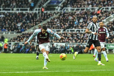 Aston Villa 'dan Emi Buendia Premier Lig maçı sırasında St.James' s Park, Newcastle, İngiltere 'de oynanan Newcastle United-Aston Villa maçında 0-1 berabere kaldı.
