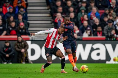 Nottingham Ormanı 'ndan Callum Hudson-Odoi Premier Lig karşılaşmasında Brentford Nottingham Ormanı' na karşı The Gtech Community Stadyumu, Londra, Birleşik Krallık, 25 Ocak 2026 'da oynanan Premier League karşılaşmasında Rico Henry ile top mücadelesi veriyor.