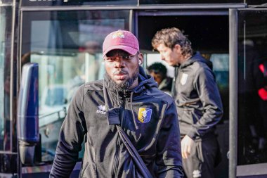 Mansfield Town 'dan Adedeji Oshilaja, 24 Ocak 2026' da İngiltere 'nin Stevenage-Mansfield Town maçı öncesinde stadyuma geldi.