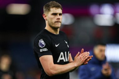 Tottenham Hotspur 'dan Micky van de Ven 24 Ocak 2026 tarihinde İngiltere' nin Burnley kentindeki Turf Moor 'da oynanan Premier League maçı sonrasında taraftarları tam zamanlı ıslık çaldıktan sonra alkışladı.