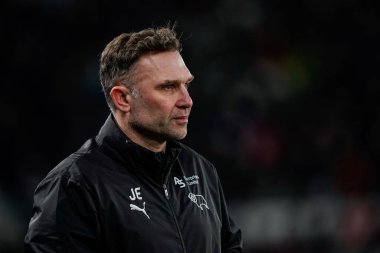 Derby County teknik direktörü John Eustace, 23 Ocak 2026 tarihinde İngiltere 'nin başkenti Pride Park Stadyumu' nda oynanan Derby County - West Bromwich Albion maçında izlemektedir.