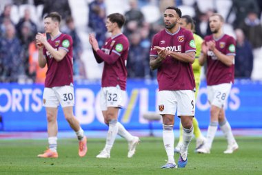 West Ham oyuncuları 24 Ocak 2026 'da Londra' daki Londra Stadyumu 'nda oynanan Premier League maçında tam zamanlı olarak ev desteğini alkışladılar.