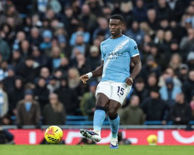 Manchester City 'den Marc Guehi, 24 Ocak 2026 tarihinde Etihad, Manchester, Birleşik Krallık' ta oynanan Premier League maçında pas verdi.