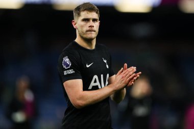 Tottenham Hotspur 'dan Micky van de Ven 24 Ocak 2026 tarihinde İngiltere' nin Burnley kentindeki Turf Moor 'da oynanan Premier League maçı sonrasında taraftarları tam zamanlı ıslık çaldıktan sonra alkışladı.