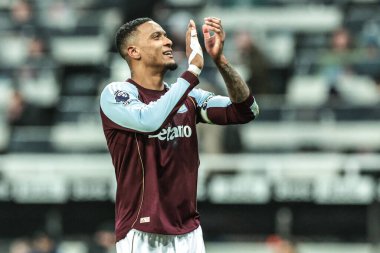 Aston Villa 'dan Ezri Konsa, Premier League maçından sonra taraftarları St. James' s Park, Newcastle, İngiltere 'de 25 Ocak 2026' da oynanan Newcastle United - Aston Villa maçında alkışlıyor.